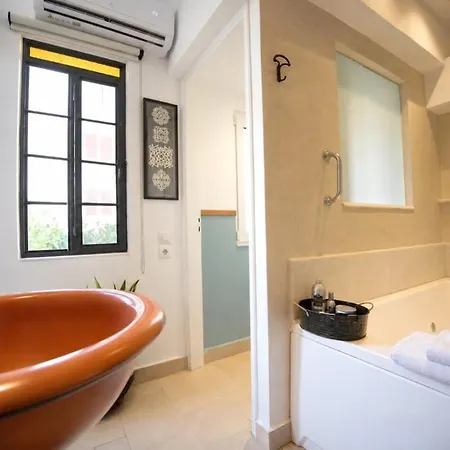 Romantica Deluxe With Hot Tub And Balcony, A Lovely Nest Near Old Town Apartment